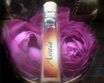 Asraia Powder Perfume 2.5 grams // sandalwood // vetiver // rose // jasmine // frankincense // fresh ginger // oakmoss // exotic // floral