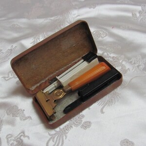 Vintage Schick Injector Men&#39;s Bakelite Handle Razor with Hinged Box Case - Includes Blades ready to use // Made in USA