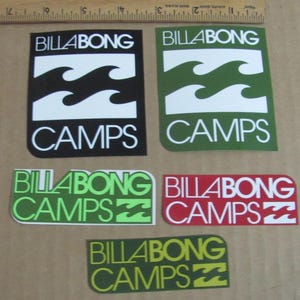 Puede incluir: Cinco pegatinas vintage de campamento de surf Billabong. Las pegatinas son de varios colores, incluidos negro, verde, rojo y amarillo. Las pegatinas presentan el logotipo de Billabong y las palabras "Billabong Camps".