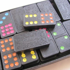 Vintage doos met Whitman-dominostenen, dubbele negen gekleurde stippen, volledige set dominostenen voor game-avond