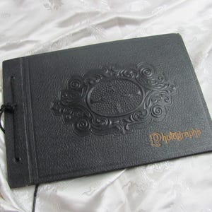 Álbum de fotos con fotografías en relieve de principios de siglo // Incluye 9 páginas en blanco // Álbum de recuerdos 17,8 x 25,4 cm (7" x 10") Negro
