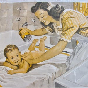 Pode incluir: Ilustração vintage de uma mãe a dar banho a um bebé numa banheira. A mãe, vestida com um vestido às riscas amarelas e brancas, deita pó de uma lata sobre o bebé. O bebé está deitado numa toalha e sorri. A casa de banho tem uma parede de azulejos e uma cortina amarela.