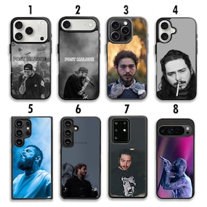 Può includere: Una collezione di otto custodie per telefoni con immagini di Post Malone. Le custodie presentano vari design, tra cui foto di concerti, ritratti e il nome dell'artista. Le custodie sono in bianco e nero.