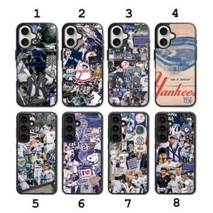 Puede incluir: Ocho fundas rectangulares para teléfono con temas de béisbol de los New York Yankees. Los diseños incluyen collages de fotos de jugadores, vistas de estadios, logotipos del equipo y el texto Yankees 1956. Cada funda tiene un borde negro.