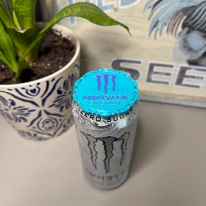 Tapa para lata de bebida energética / Tapa reutilizable para lata de refresco / Tapa para bebidas impresa en 3D / Tapa antiinsectos para latas / Tapa antiderrame / Regalo divertido y práctico imagen 4
