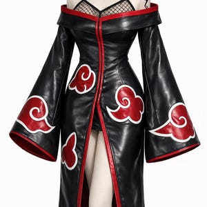 Könnte beinhalten: Schwarzes Cosplay-Kostüm mit roten Wolkenmustern. Das Kostüm hat einen langen Mantel mit roten Verzierungen und Wolkenmustern, einen hohen Kragen und eine passende Halskette. Die Ärmel sind lang und ausgestellt.