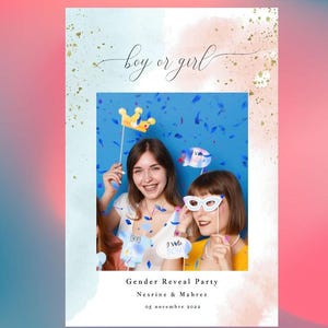 Peut inclure: Une invitation à une fête de révélation du sexe avec une photo de deux personnes souriantes tenant des accessoires. Le texte "boy or girl" est écrit en cursive en haut. L'invitation comprend le texte "Gender Reveal Party", des noms et la date.