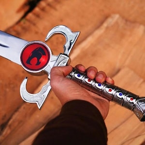 Replica della Spada dei Presagi dei Thundercats / Spada Fantasy Lion-O / Lama da collezione in vero metallo / Oggetto di scena per cosplay anime / Regalo per collezionisti e fan
