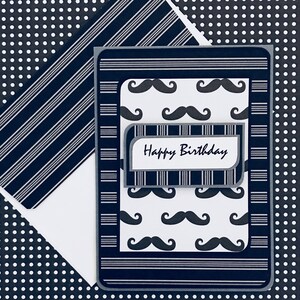 Cartão de aniversário masculino com bigode e listras e envelope embelezado correspondente [TOP FOLD]
