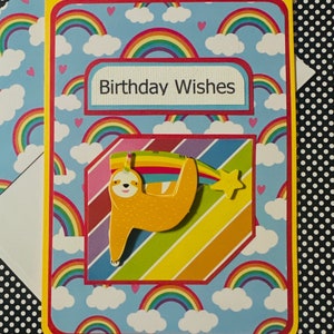 Cartão de aniversário da preguiça arco-íris com envelope embelezado correspondente [TOP FOLD]