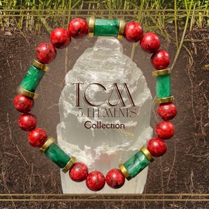 Könnte beinhalten: Ein Armband mit roten und grünen Perlen und goldfarbenen Akzenten. Das Armband wird vor einem weißen Kristall mit dem Text "TCM 5 Elements Collection" präsentiert.