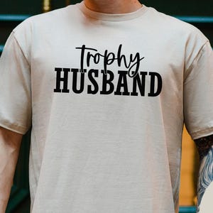 Chemise de mari trophée, cadeau pour lui, chemise de mari drôle, cadeau d'une femme, cadeau d'anniversaire pour lui, cadeau pour mari, cadeau d'anniversaire
