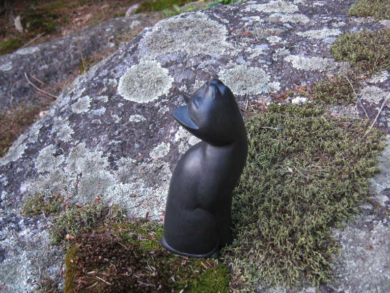 small cat statue