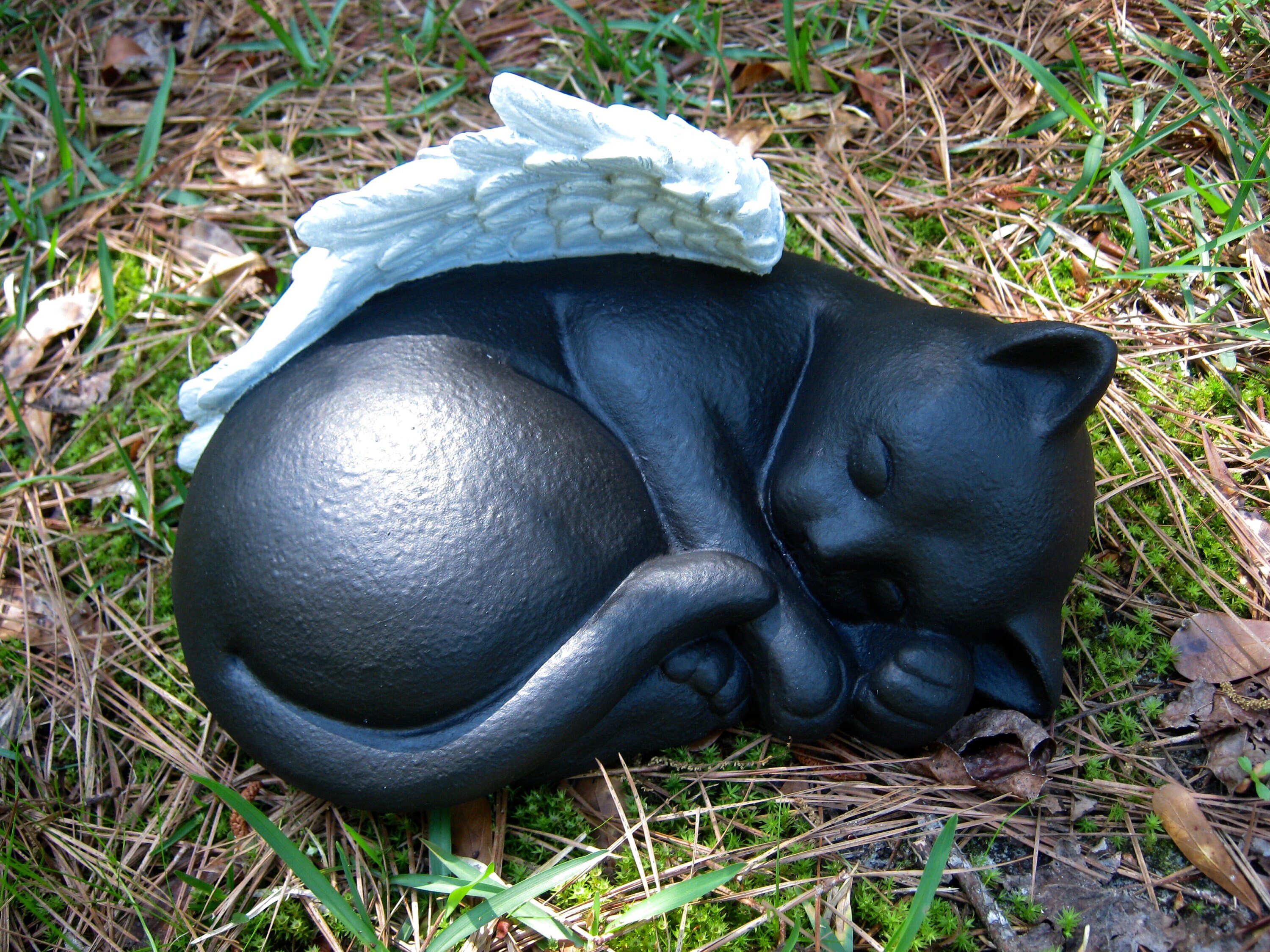 Pet angel. Памятник черному коту. Статуя черной кошки. Фигура Садовая кот-ангел.