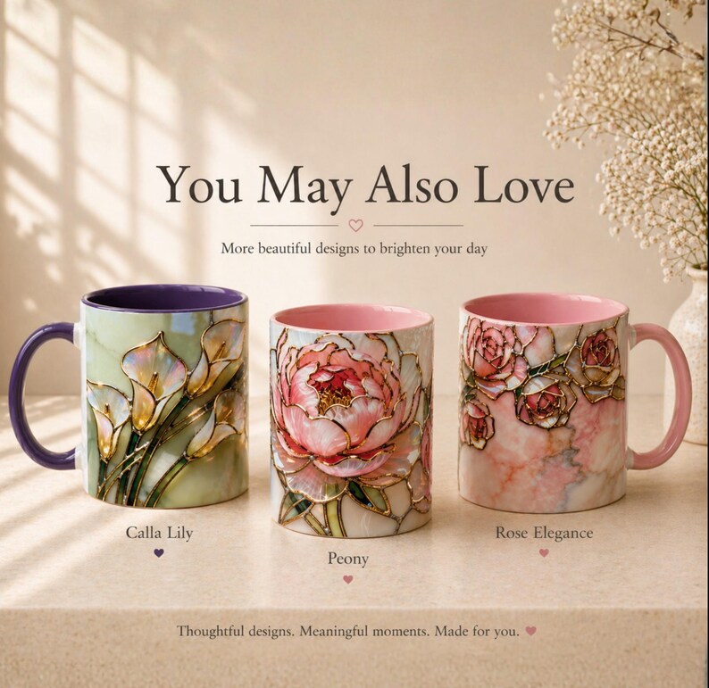 K&ouml;nnte beinhalten: Drei Keramikbecher mit floralen Designs. Einer zeigt Calla-Lilien, ein anderer eine Pfingstrose und der dritte Rosen. Die Becher haben farbige Innenr&auml;ume und Henkel. Auf den Bechern steht "Calla Lily", "Peony" und "Rose Elegance". Der Text "You May Also Love" steht oben.