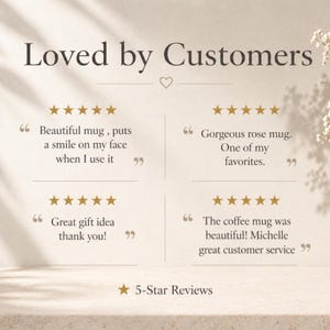 K&ouml;nnte beinhalten: Beigefarbener Hintergrund mit dem Text "Loved by Customers" und Kundenbewertungen. Die Bewertungen enthalten S&auml;tze wie "Beautiful mug", "Gorgeous rose mug" und "Great gift idea". Das Bild zeigt auch 5-Sterne-Bewertungen.