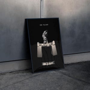 Peut inclure: Impression d'art encadrée noire avec une image en niveaux de gris d'une personne sur scène. Le texte "DON TOLIVER" et un logo stylisé sont visibles. L'œuvre est appuyée contre un mur gris.