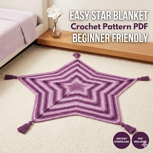 Può includere: Una coperta all'uncinetto a forma di stella nei toni del viola e della lavanda, con un bordo con nappe. La coperta è su un tappeto di colore neutro. Il testo sull'immagine recita "EASY STAR BLANKET Crochet Pattern PDF BEGINNER FRIENDLY".