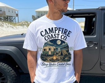 Campfire Coast Co Design, Gráfico de camping playero vintage con caravana, tienda de campaña, océano iluminado por la luna y fogata.