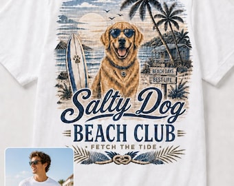 Diseño de Salty Dog Beach Club, gráfico de Golden Retriever surfeando para amantes de los perros costeros y días de playa.