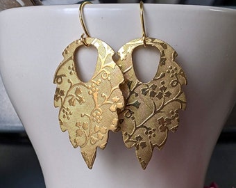 Pendientes de escudo de latón con rama floral, joyería de primavera, pendientes colgantes