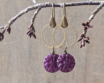 Pendientes colgantes de flores de bayas pendientes geométricos de vidrio de latón de color púrpura intenso