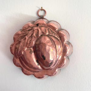 Small Vintage Copper Jello Mold in Peach / Plum Vines Repoussè, 4” Birth-Gramm Copper Jello Mould, Rustic Farmhouse & Cottagecore Wall Decor