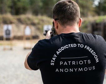 Patriots Anonymous minimalistisch T-shirt – Stay Addicted to Freedom grafisch shirt