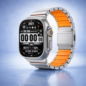 Könnte beinhalten: Silberne Smartwatch mit orangefarbenem Armband. Das Zifferblatt zeigt Uhrzeit, Datum und andere Messwerte an. Das digitale Display hat einen schwarzen Hintergrund und weißen Text. Das Armband besteht aus silbernen Metallgliedern mit orangefarbenem Innenraum.
