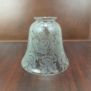 Paralume antico in vetro in stile vittoriano con motivo floreale inciso, attacco da 2,25" (2 1/4")