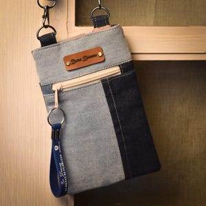 Bolso bandolera para móvil hecho a mano con tela vaquera reciclada y tirador de cremallera con versículo bíblico.
