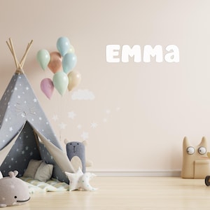 Peut inclure: Une scène de chambre d'enfant avec un tipi gris, des ballons et des animaux en peluche. Le nom "EMMA" est affiché en lettres blanches sur le mur. Des ballons aux couleurs pastel et des décalcomanies murales en forme d'étoiles ajoutent à l'ambiance ludique.