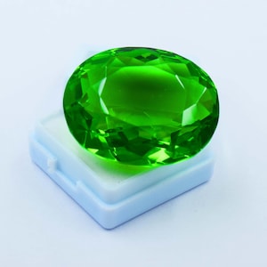 Piedra preciosa de granate grosularia verde grande: suministro de joyería facetada de 81 ct