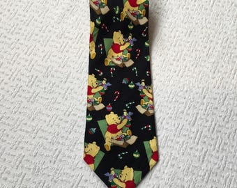 Krawat męski z motywem Kubusia Puchatka w stylu vintage, świąteczny, z motywem lat 90. XX wieku, z jedwabiu Disneya
