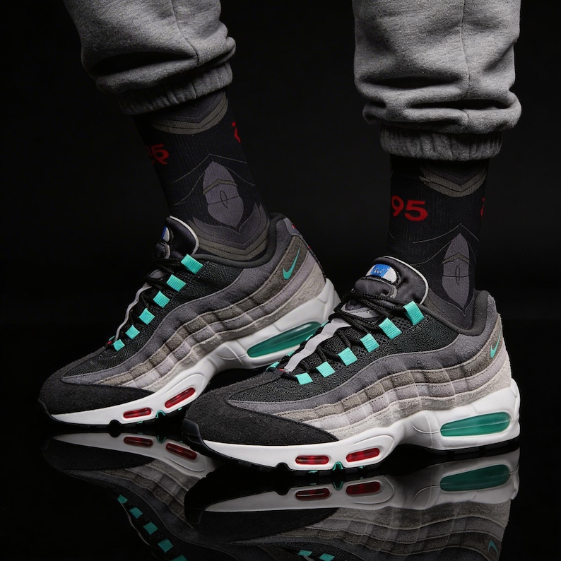 Nike Air Max 95 Greedy/What The Matching Crew-strumpor | Chaotic Collector Streetwear Mashup bild 2