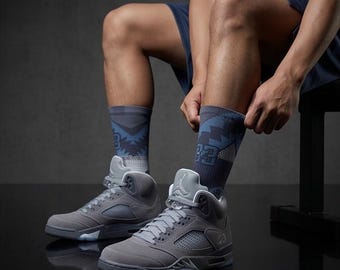 Chaussettes assorties Jordan 5 Retro Wolf Grey 2026 | Motif dents de requin de basket-ball