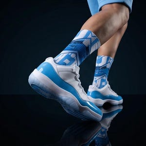 Calcetines a juego para Jordan 11 Diseño inspirado en UNC / Estilo urbano azul Carolina Estilo baloncesto Heritage imagen 1