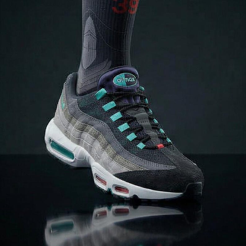 Nike Air Max 95 Greedy/What The Matching Crew-strumpor | Chaotic Collector Streetwear Mashup bild 1