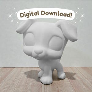 Puede incluir: Una figura de perro blanco sin pintar con rasgos grandes y redondeados. El perro tiene ojos y orejas de gran tamaño y está en posición de pie. El texto "Digital Download!" se muestra encima de la figura. La figura está sobre una superficie de madera.