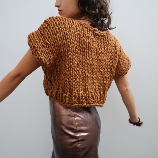 Der SOHO Crop Top Pullover Hand stricken in Haselnuss Mokka-Wolle-Mischung