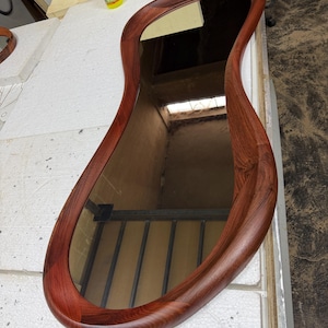 Onregelmatige spiegel van echt walnoothout - Spiegel voor huisdecoratie - Walnoothouten wanddecoratie - Houten spiegel - Minimalistische spiegel - Walnoothouten spiegel voor de hal afbeelding 10