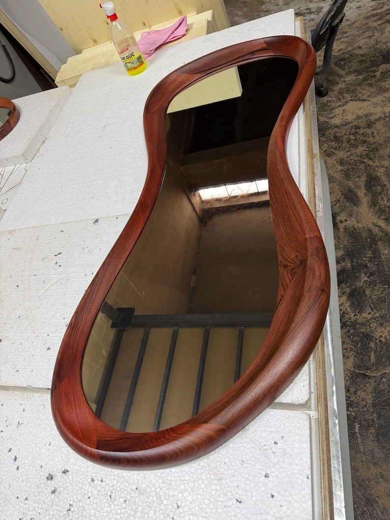 Onregelmatige spiegel van echt walnoothout - Spiegel voor huisdecoratie - Walnoothouten wanddecoratie - Houten spiegel - Minimalistische spiegel - Walnoothouten spiegel voor de hal afbeelding 10