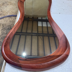 Onregelmatige spiegel van echt walnoothout - Spiegel voor huisdecoratie - Walnoothouten wanddecoratie - Houten spiegel - Minimalistische spiegel - Walnoothouten spiegel voor de hal afbeelding 11