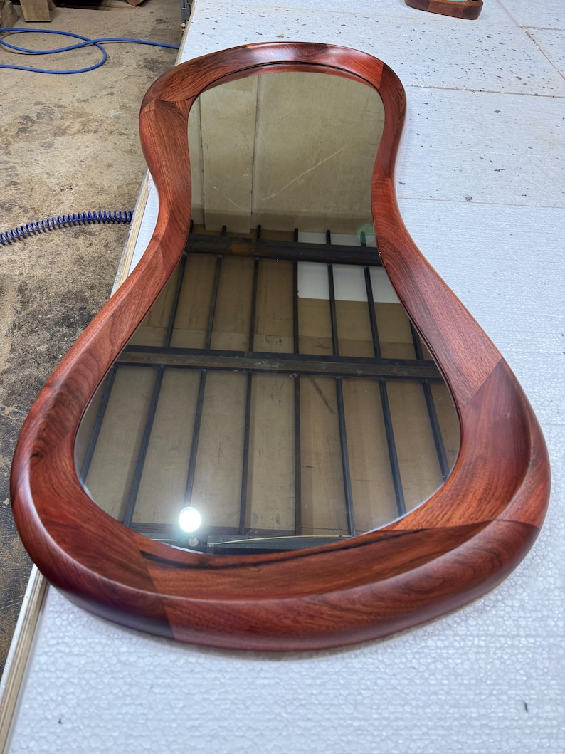 Onregelmatige spiegel van echt walnoothout - Spiegel voor huisdecoratie - Walnoothouten wanddecoratie - Houten spiegel - Minimalistische spiegel - Walnoothouten spiegel voor de hal afbeelding 11