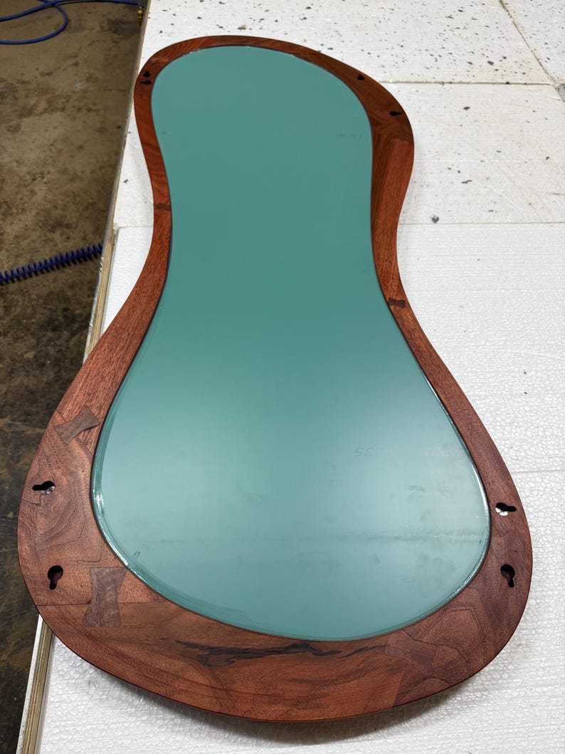 Onregelmatige spiegel van echt walnoothout - Spiegel voor huisdecoratie - Walnoothouten wanddecoratie - Houten spiegel - Minimalistische spiegel - Walnoothouten spiegel voor de hal afbeelding 12