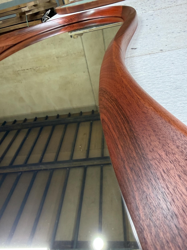 Onregelmatige spiegel van echt walnoothout - Spiegel voor huisdecoratie - Walnoothouten wanddecoratie - Houten spiegel - Minimalistische spiegel - Walnoothouten spiegel voor de hal afbeelding 7