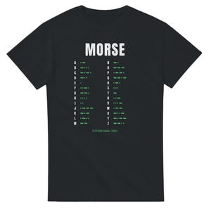 Peut inclure: Un t-shirt noir à manches courtes avec le texte blanc MORSE en haut. Sous le texte se trouve un graphique vert affichant l'alphabet de A à Z avec les points et tirets du code Morse correspondants. Le texte INTERNATIONAL CODE apparaît en vert.