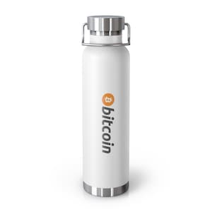 Puede incluir: Botella de agua aislada blanca con tapa y asa plateadas. La botella presenta el logotipo de Bitcoin en naranja y la palabra "bitcoin" en gris. La botella está diseñada para mantener las bebidas frías o calientes.