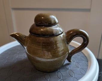 Teiera vintage in ceramica artistica firmata Mucha, 1977, dipinta a mano, marrone, 12,7 cm.