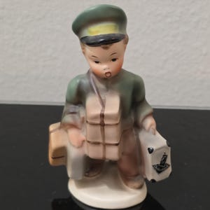 Cortendorf Goebel Niemcy Zachodnie Ceramiczna figurka chłopca podróżnika, bagaż, grudzień 1972